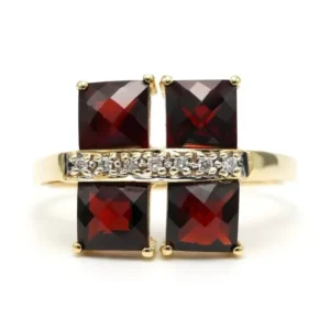 Съвременен пръстен от жълто злато, инкрустиран с гранати и диаманти (+-0.035ct)