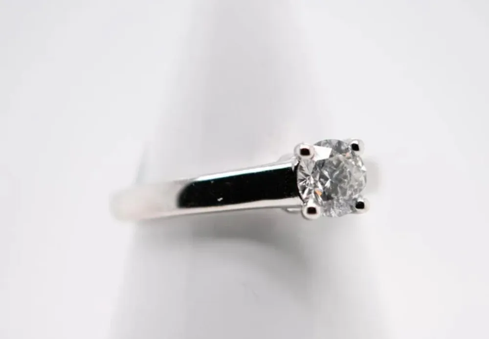 Пръстен Солитер от 18-каратово бяло злато с диамант 0,750 ct