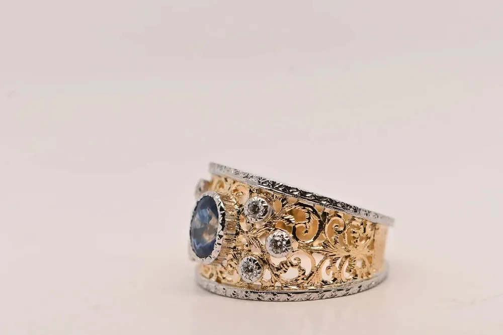 Пръстен - сапфир 0,95 ct и диаманти от 18-каратово жълто и бяло злато