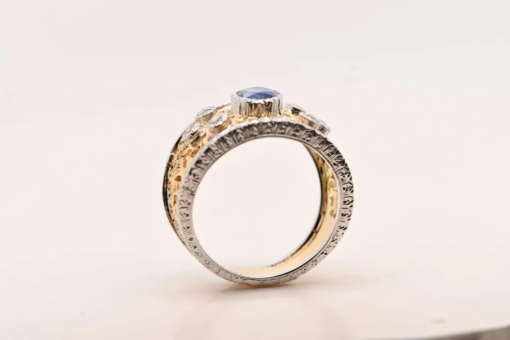 Пръстен - сапфир 0,95 ct и диаманти от 18-каратово жълто и бяло злато