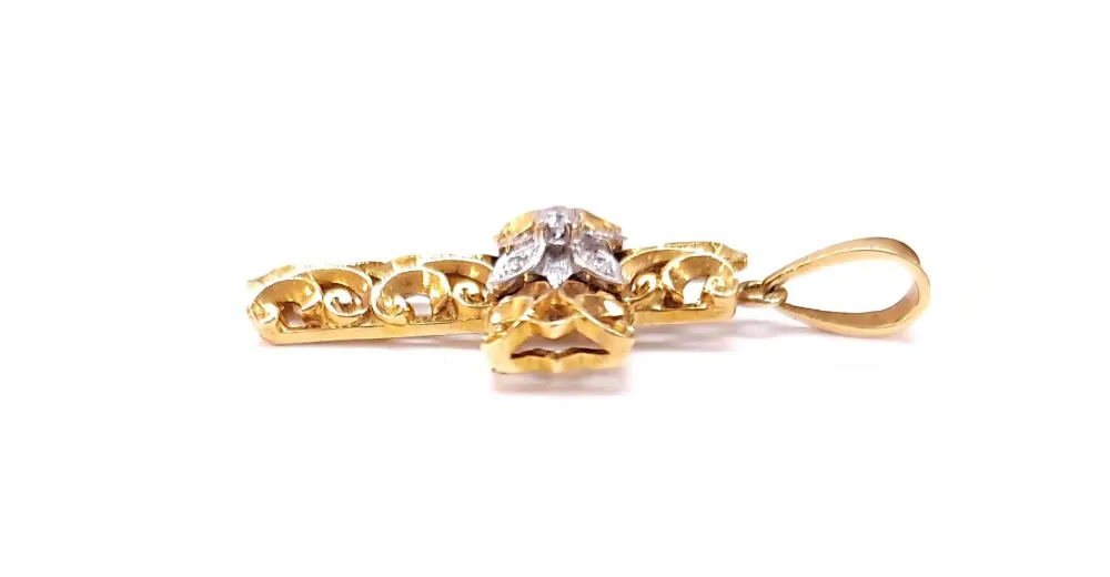 Ажурен кръст от бяло злато и диаманти