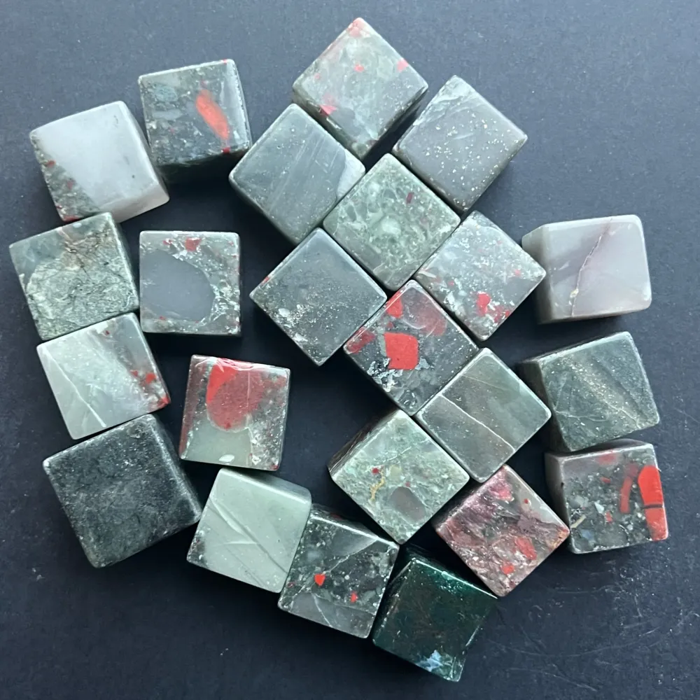 Сефтонит, кубично шлифован