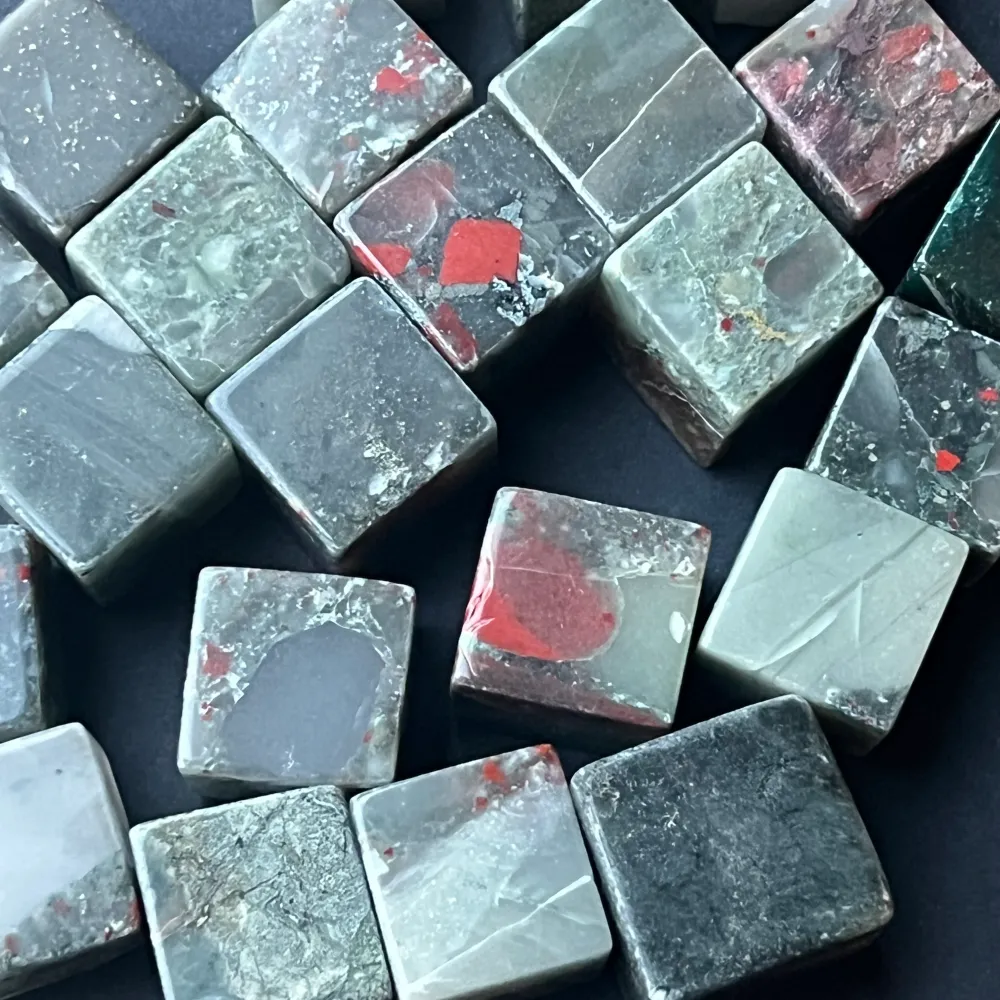 Сефтонит, кубично шлифован
