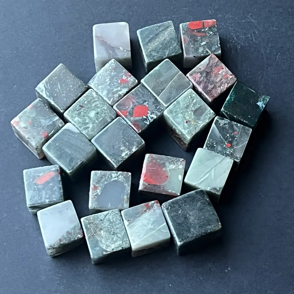 Сефтонит, кубично шлифован