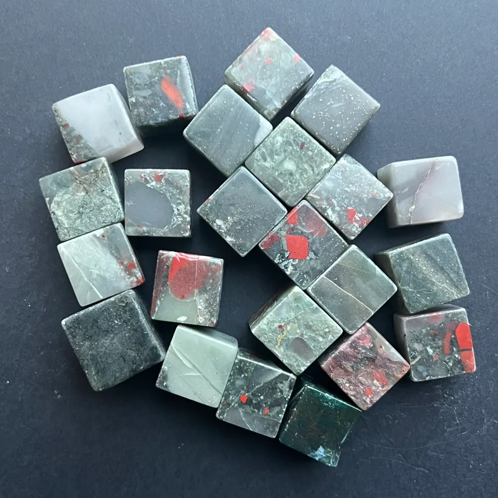 Сефтонит, кубично шлифован