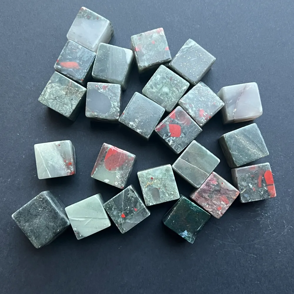 Сефтонит, кубично шлифован