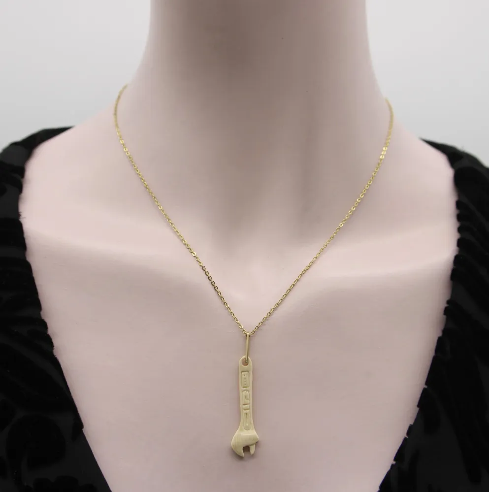 Висулка ключ-гаечен ключ от фосилизирана мамутова кост, халка от 14K злато