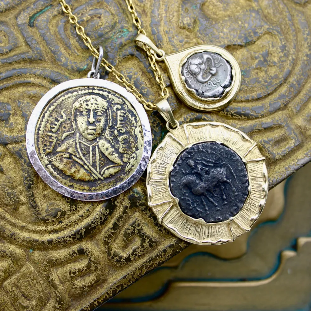 Висулка - Византийска бронзова монета върху основа от бяло злато 14K