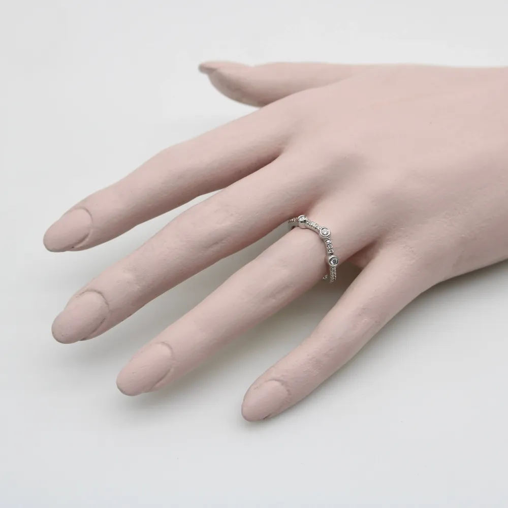 Извито златно халка от бяло злато 14K с диаманти