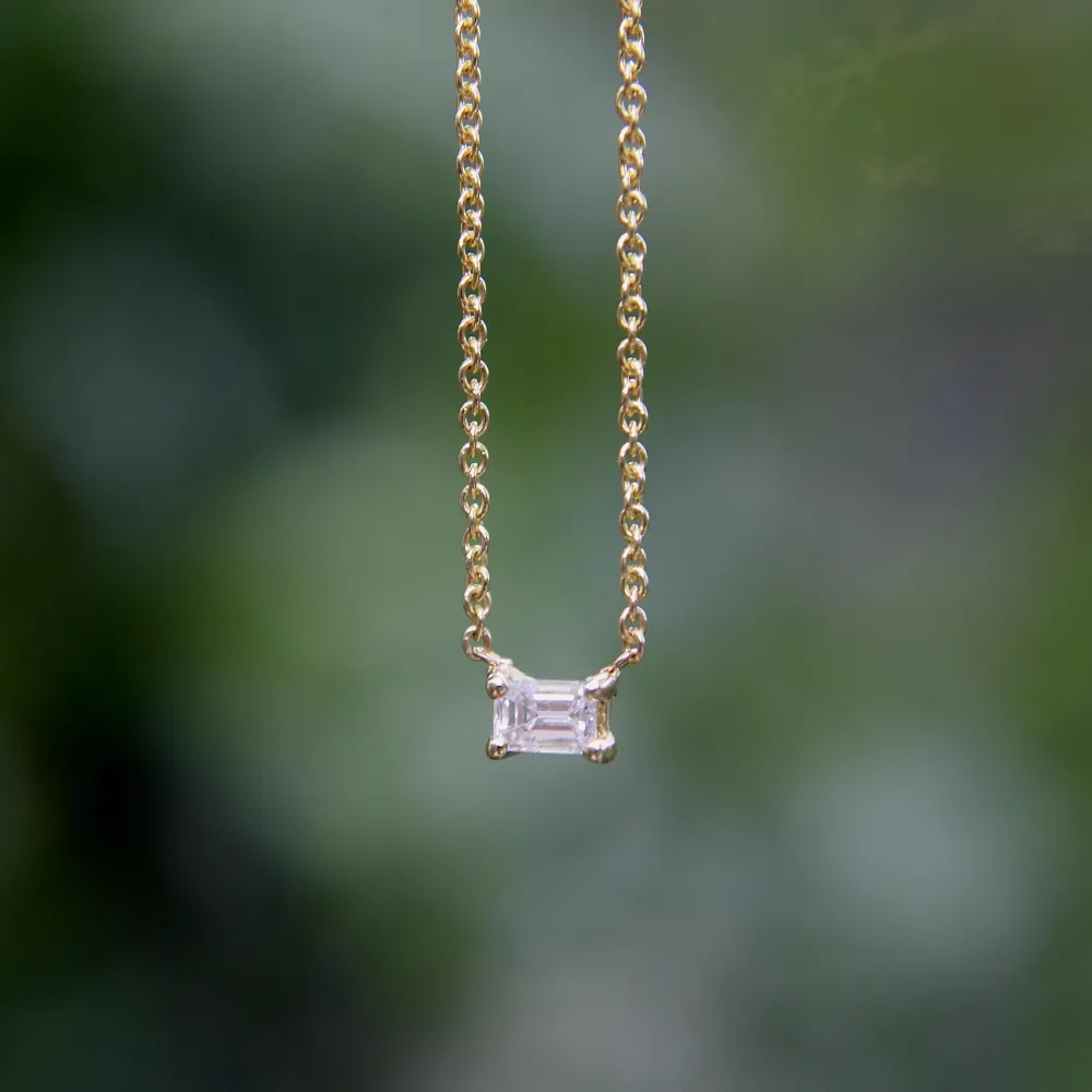 Колие - диамант с изумрудено шлифоване в 14K злато
