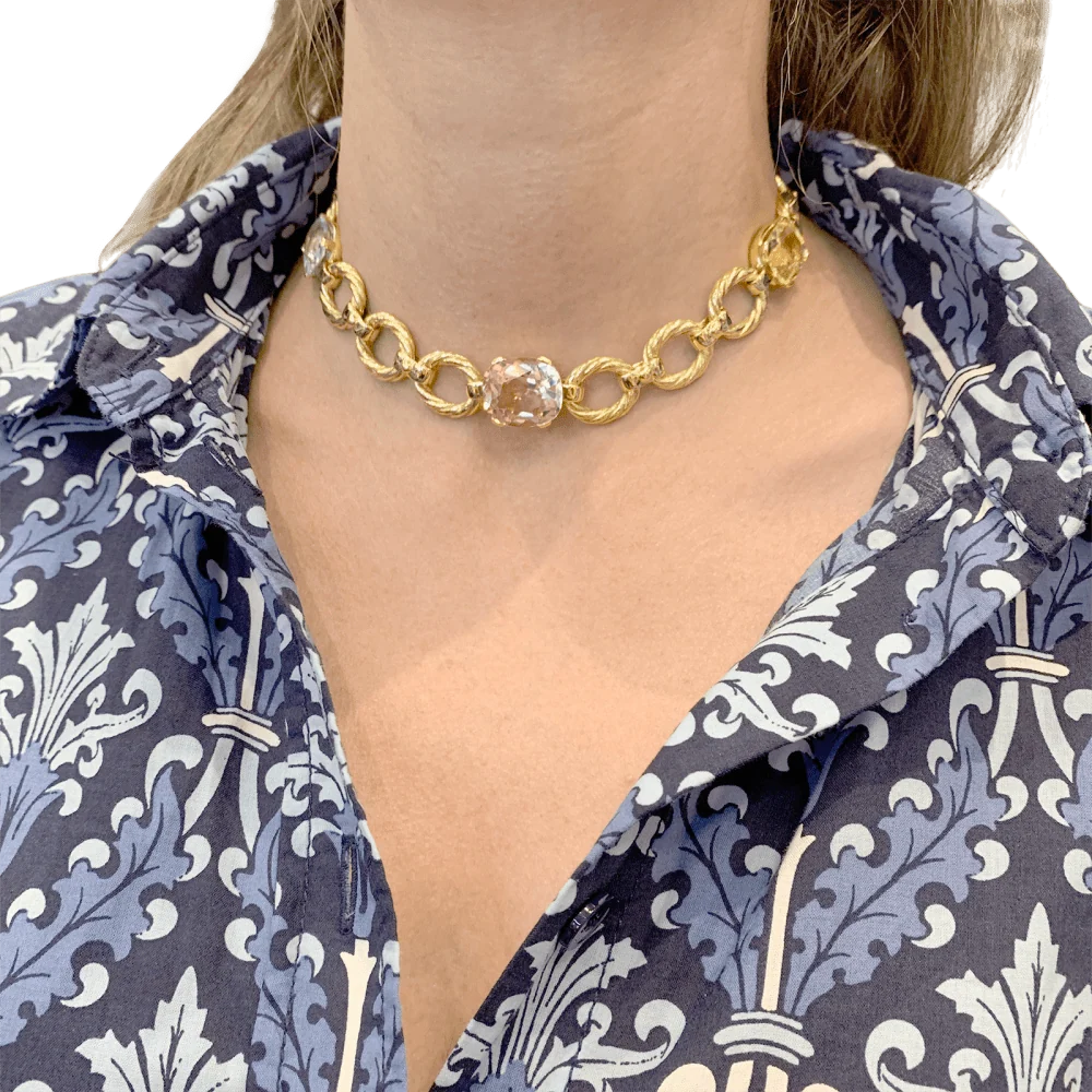Колие тип „чокър“, жълто злато и берили.