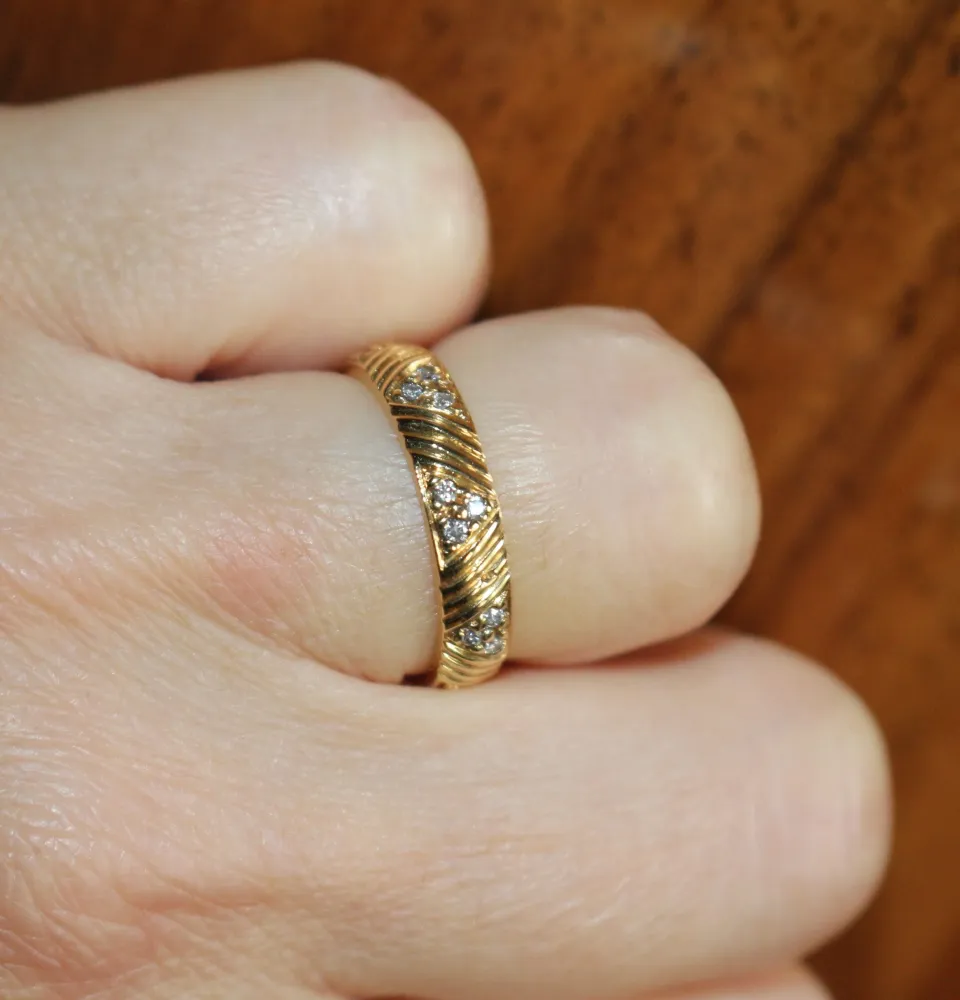 Сватбена халка жълто злато и диаманти с триъгълни шарки