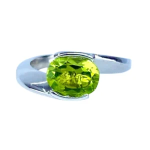 Пръстен от 18-каратово бяло злато с перидот 1,79 ct