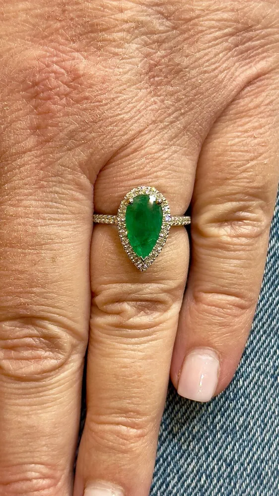 Пръстен с изумруд и диамант от 18k бяло злато
