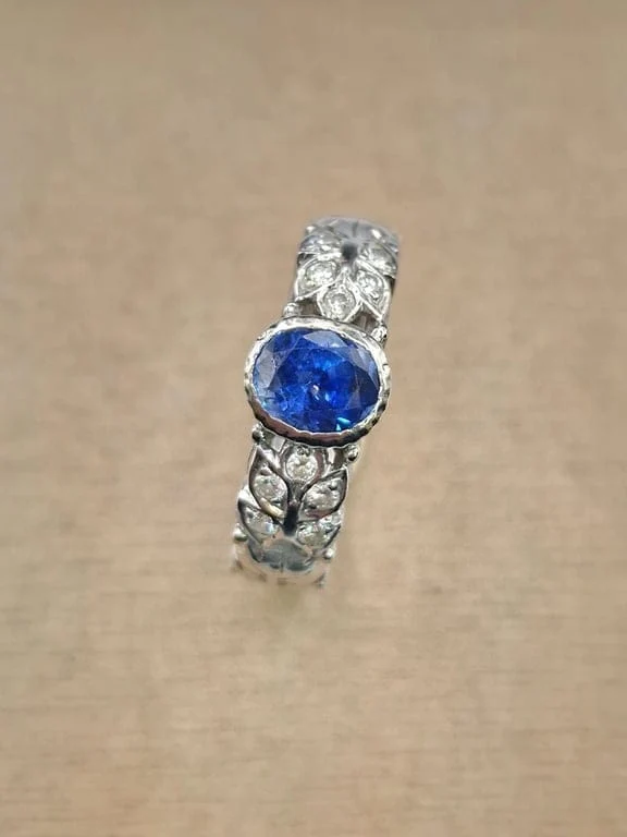 Пръстен Солитер със сапфир и диаманти от бяло злато 18k