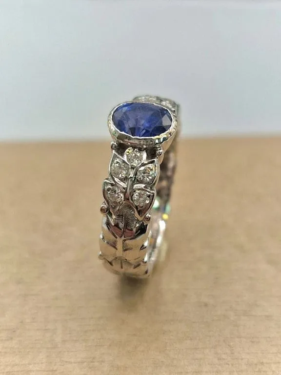 Пръстен Солитер със сапфир и диаманти от бяло злато 18k