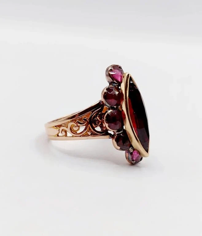 Античен маркез пръстен от розово злато 18k с гранати върху фолио (около 1890)
