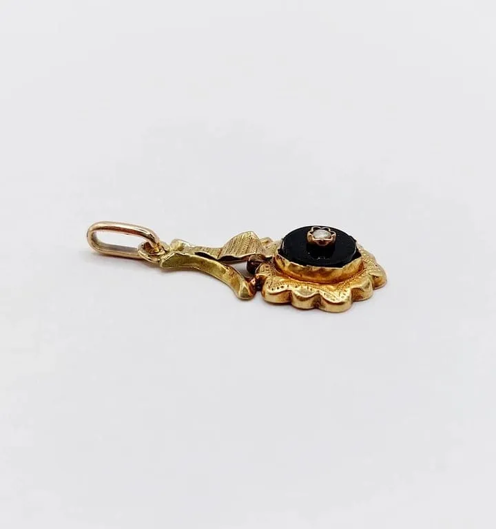 Викториански медальон цвете от жълто злато 18k, оникс и перла (около 1900 г.)