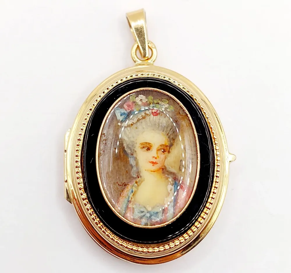 Медальон за снимка от розово злато, миниатюрна дама и оникс (около 1900 г.)