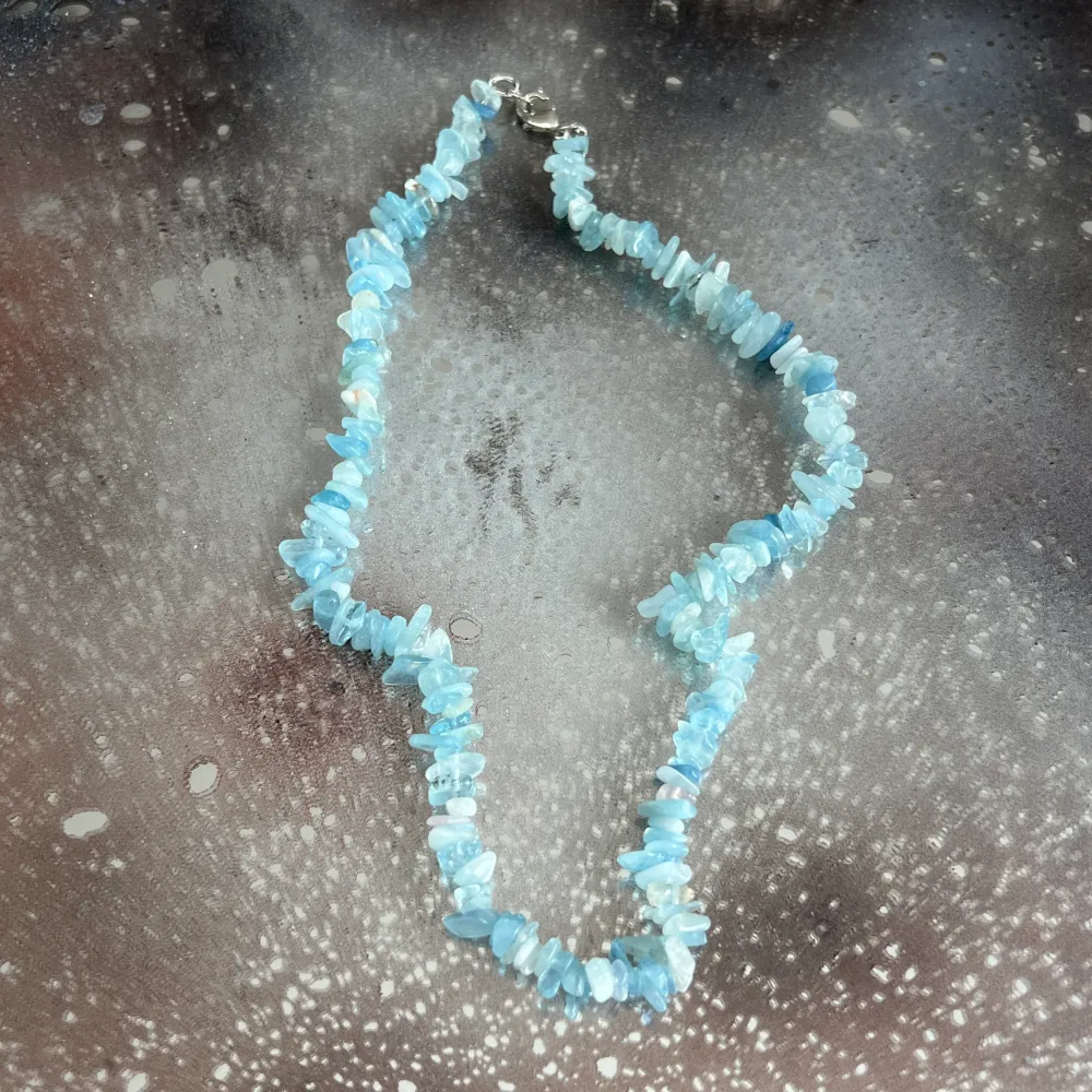 Колие от аквамаринови чипове
