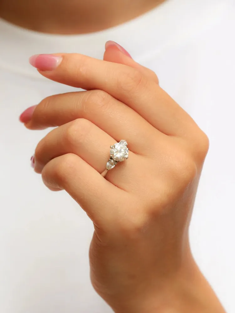 Трилогичен пръстен от бяло злато с кръгли диаманти, 2.07 ct крушовидни диаманти