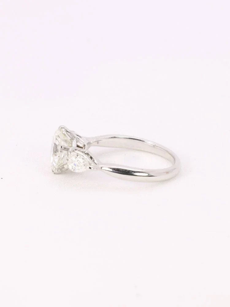 Трилогичен пръстен от бяло злато с кръгли диаманти, 2.07 ct крушовидни диаманти