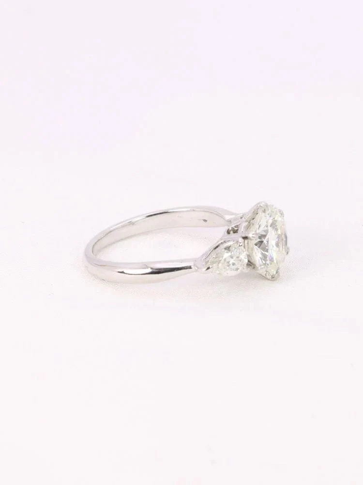 Трилогичен пръстен от бяло злато с кръгли диаманти, 2.07 ct крушовидни диаманти
