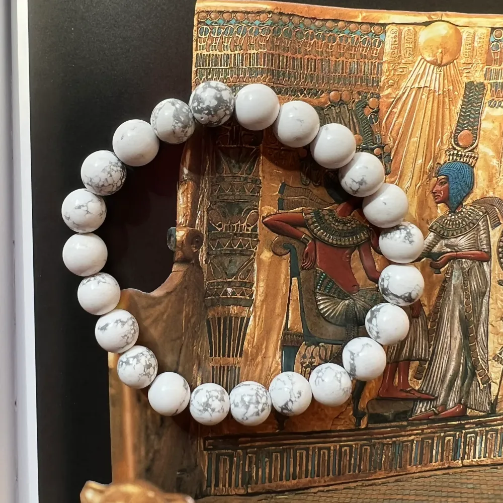 Гривна от бял хаулайт 8 мм