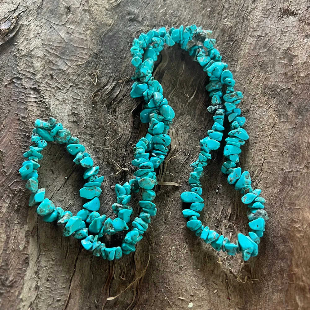 Дълго колие с чипсове от син хауолит