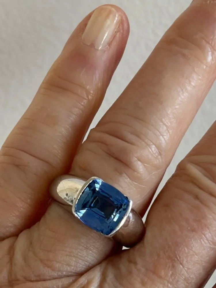 Твърд пръстен от 18-каратово бяло злато с цейлонски сапфир 4,19 ct