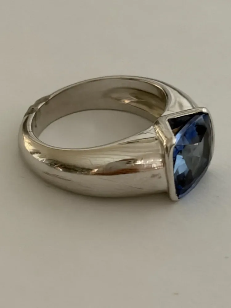 Твърд пръстен от 18-каратово бяло злато с цейлонски сапфир 4,19 ct