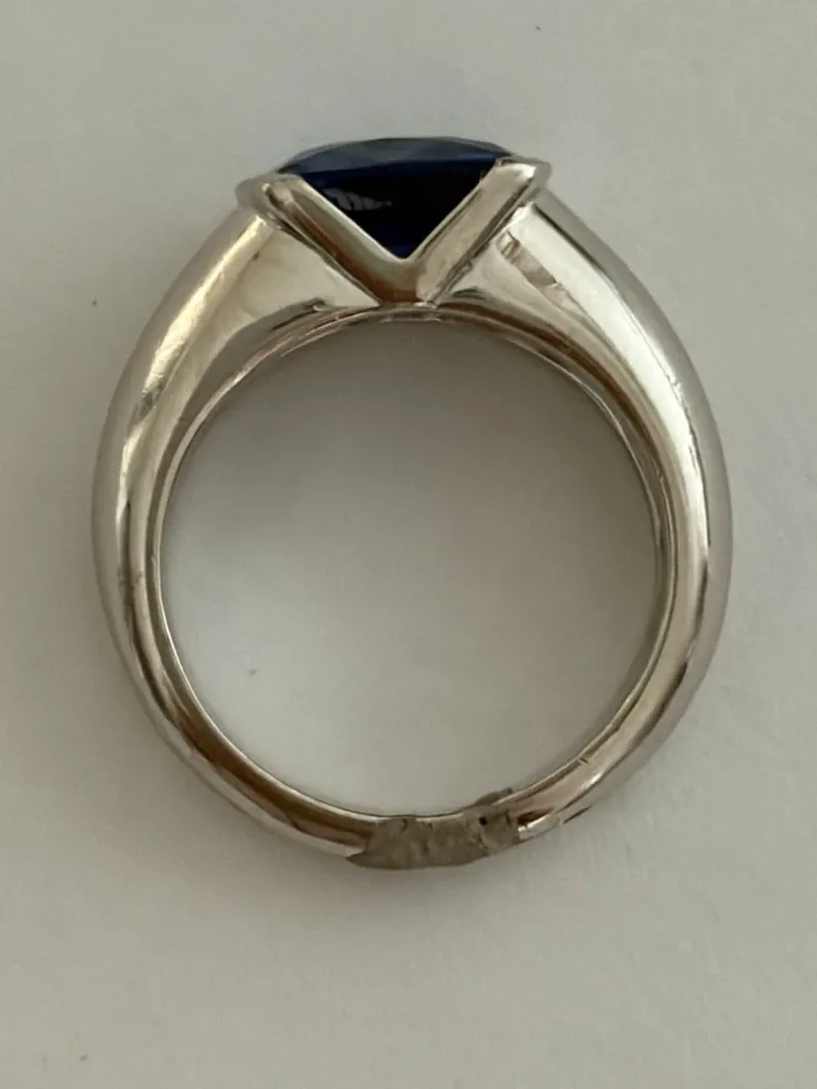Твърд пръстен от 18-каратово бяло злато с цейлонски сапфир 4,19 ct