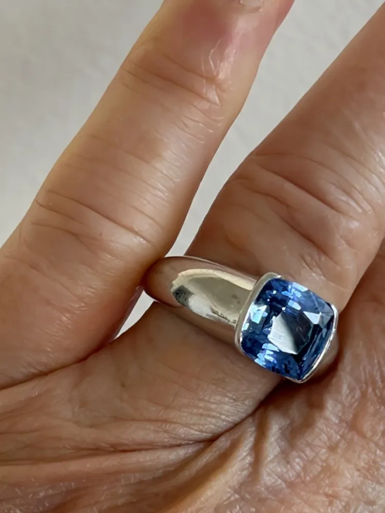 Твърд пръстен от 18-каратово бяло злато с цейлонски сапфир 4,19 ct