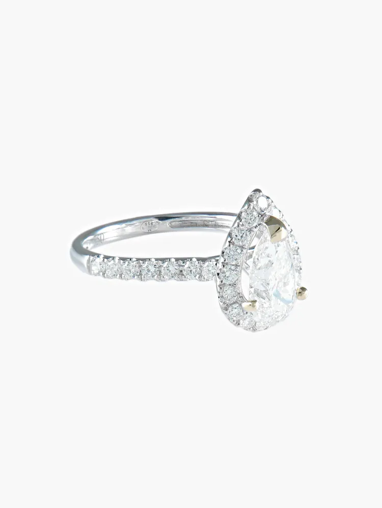 Диамантен пръстен с крушовидна форма от бяло злато