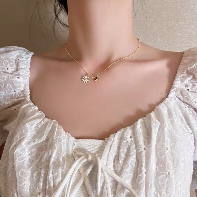 Колие с висулка пчела и цвете маргаритка
