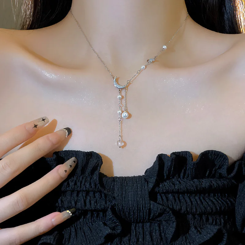 Колие с висулка полумесец и перли