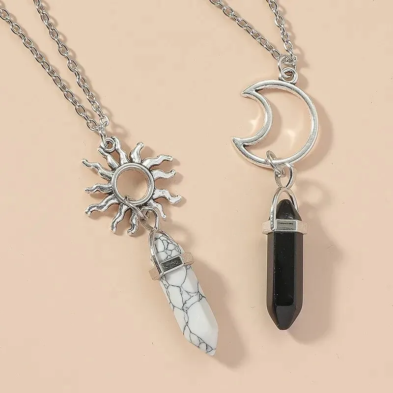 Комплект от 2 колиета с висулки Лунен полумесец и Слънце