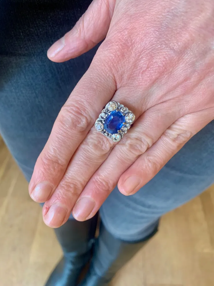 Пръстен - цейлонски сапфир 4,66 ct и диаманти в Платина и 18-каратово бяло злато