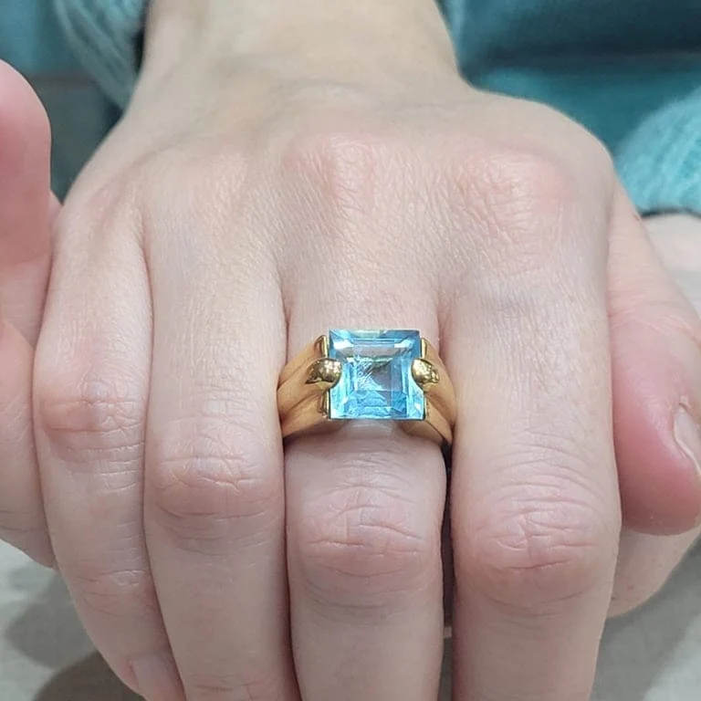 Пръстен - Скай топаз с фасетирано стъпаловидно шлифоване 5,56 ct в 18k злато