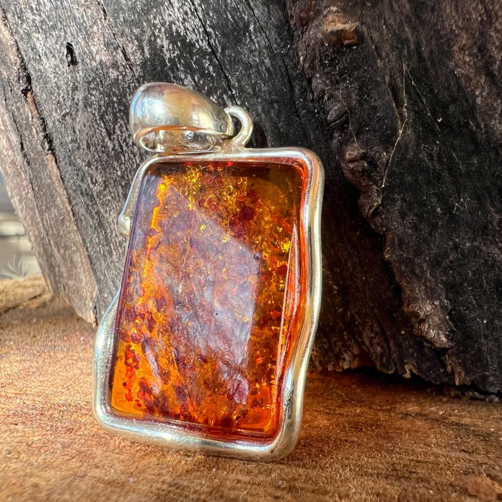 Сребърен медальон с кехлибар Amber10
