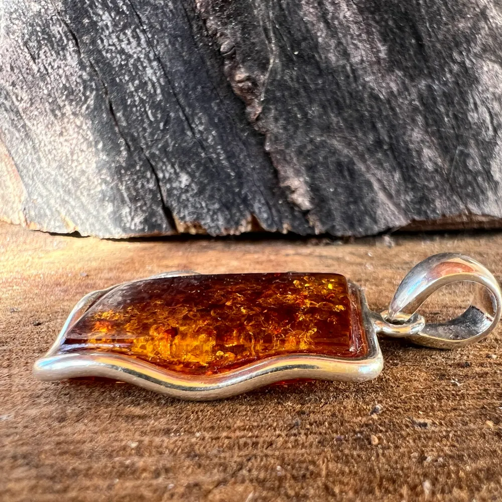 Сребърен медальон с кехлибар Amber10