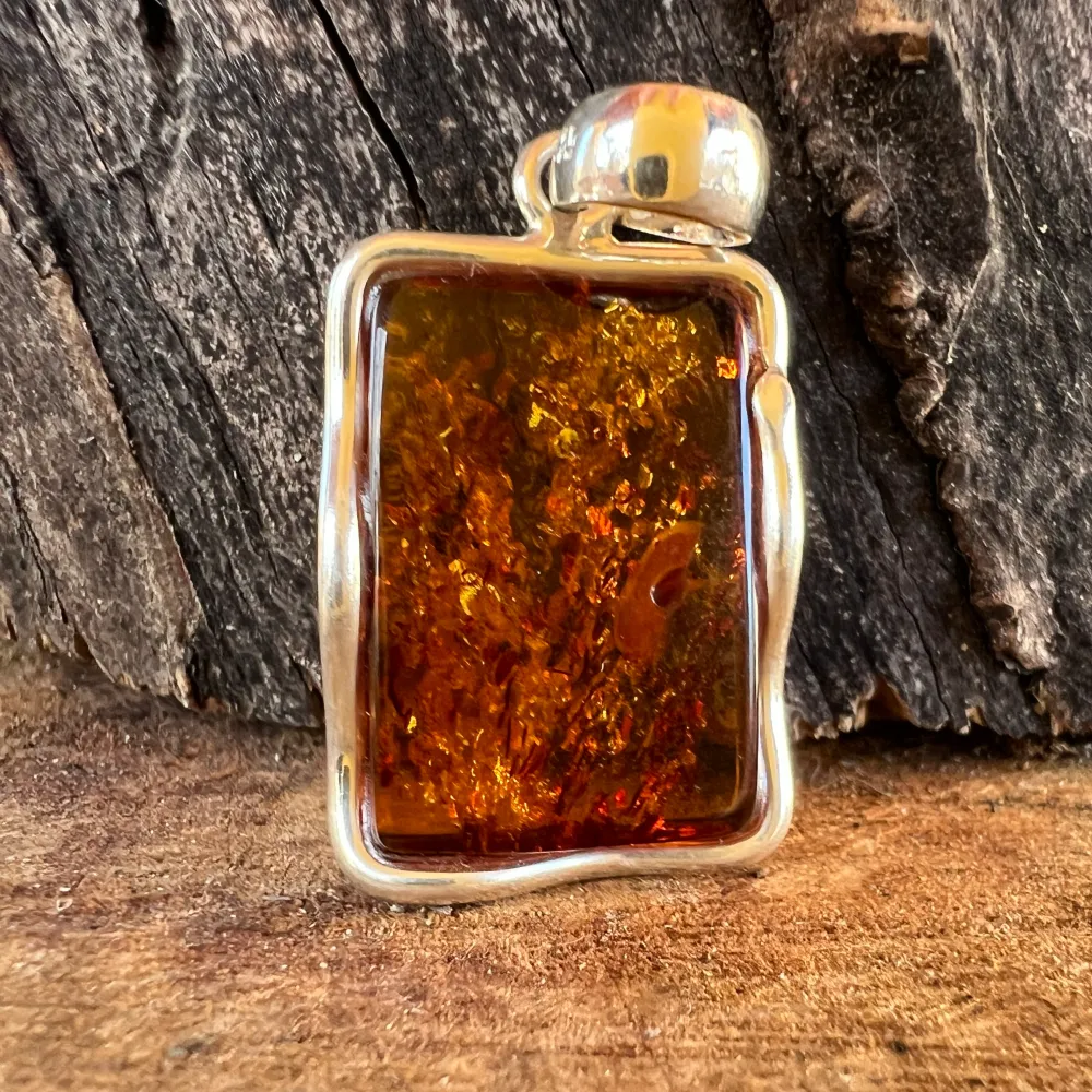 Сребърен медальон с кехлибар Amber10