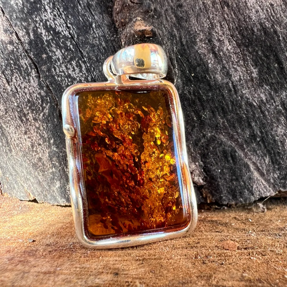 Сребърен медальон с кехлибар Amber10