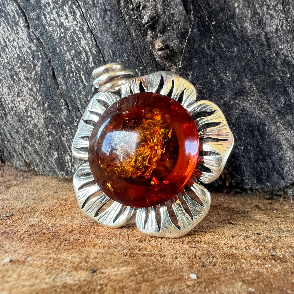 Сребърен медальон с кехлибар Amber16