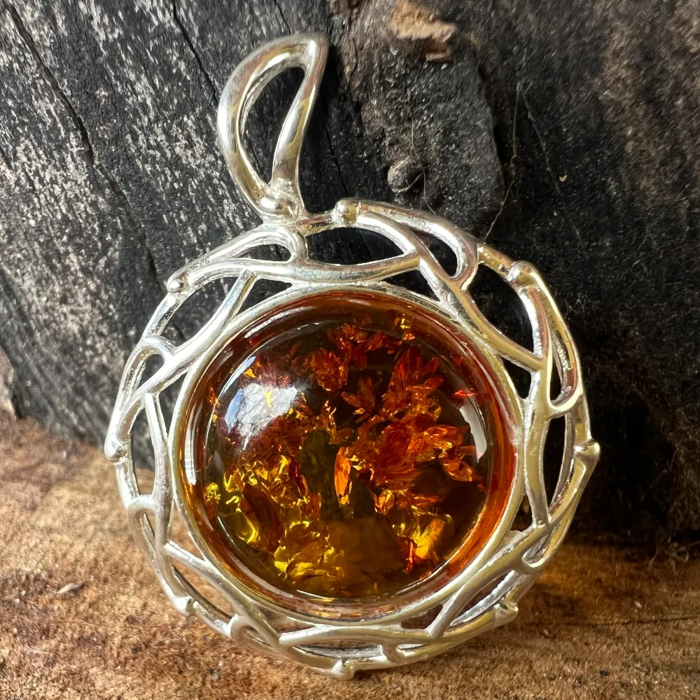 Сребърен медальон с кехлибар Amber17