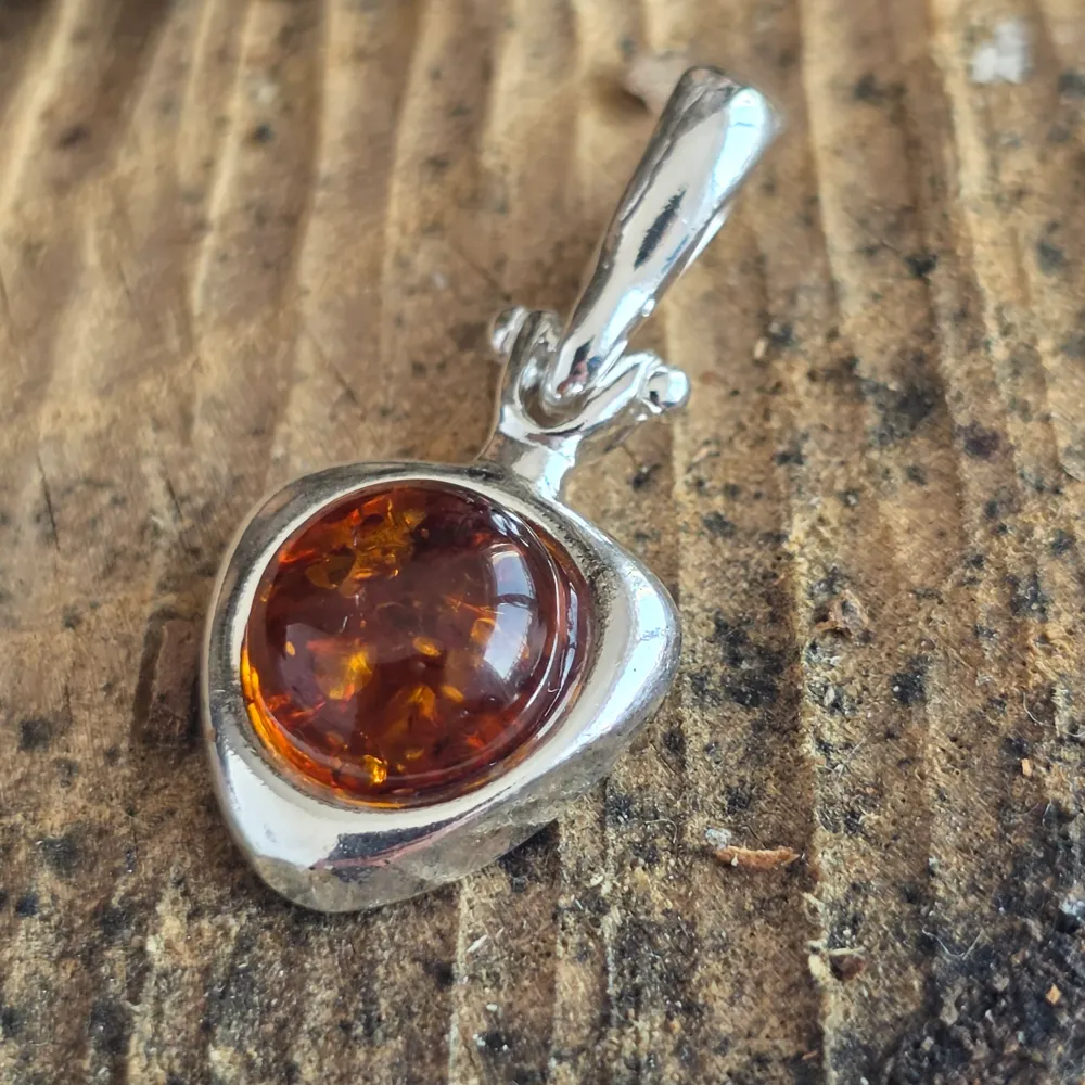 Сребърен медальон с кехлибар Amber23