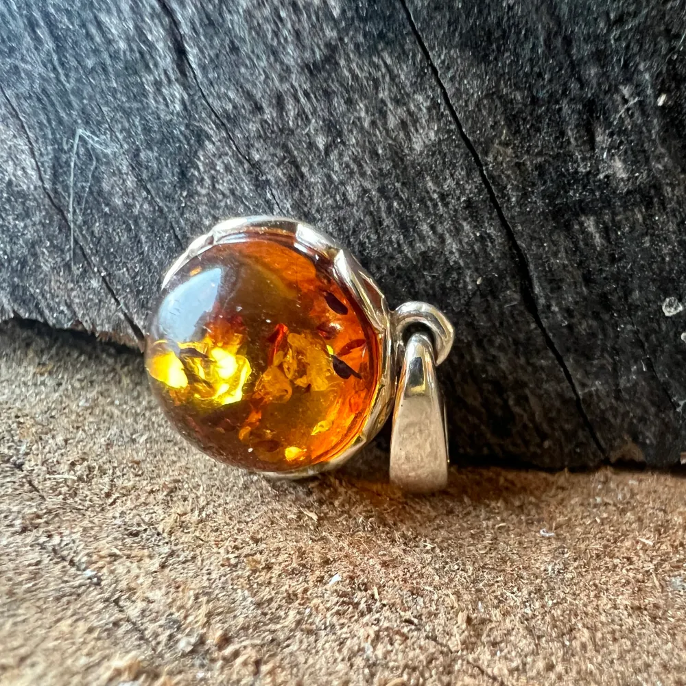 Сребърен медальон с кехлибар Amber45