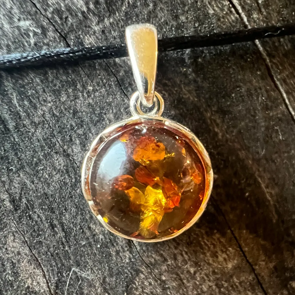 Сребърен медальон с кехлибар Amber45