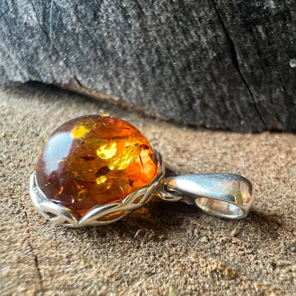 Сребърен медальон с кехлибар Amber45