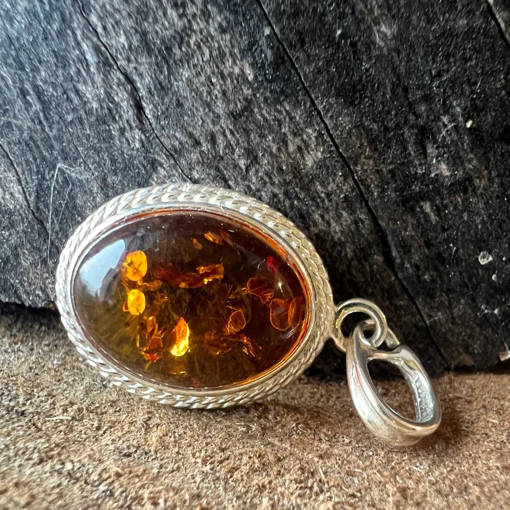 Сребърен медальон с кехлибар Amber46